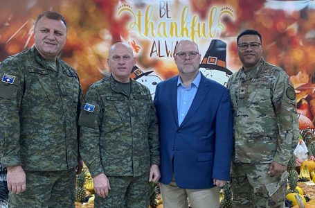 Hovenier viziton ushtarët amerikanë në Ditën e Falënderimeve, flet për lidhjet e forta Kosovë-ShBA