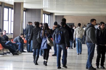“Papunësia” dhe “mungesa e meritokracisë” në Kosovë e Shqipëri, arsyet që studentët po emigrojnë në shtetet tjera