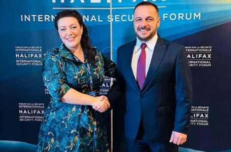 Ministri i Mbrojtjes e njofton deputeten britanike për rrezikun e militarizimit të vijës kufitare nga ana e Serbisë
