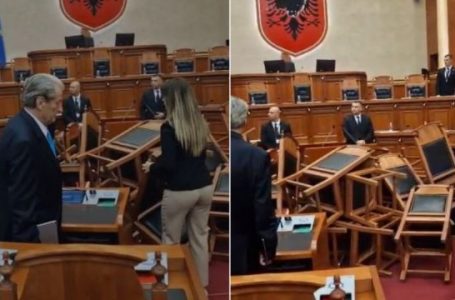 Kaos në Kuvendin e Shqipërisë, opozita përmbys karriget e deputetëve socialistë në mes të sallës