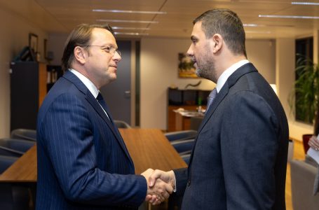 Krasniqi takohet me Varhelyin, flasin për procesin e integrimit evropian të Kosovës