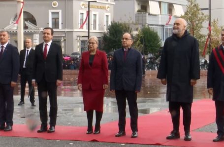 Kurti pjesëmarrës në ceremoninë e ngritjes së flamurit në Vlorë