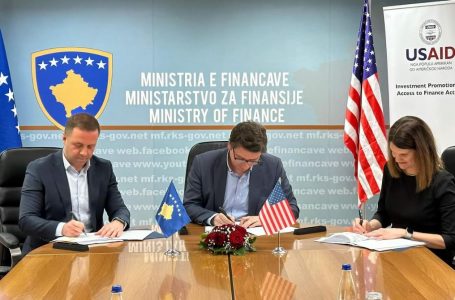 Murati firmos marrëveshje me USAID-in për vlerësimin kreditor të Kosovës