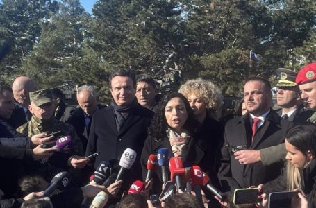 Osmani dhe Kurti vizitojnë kazermën “Adem Jashari”, shprehën krenar me FSK-në