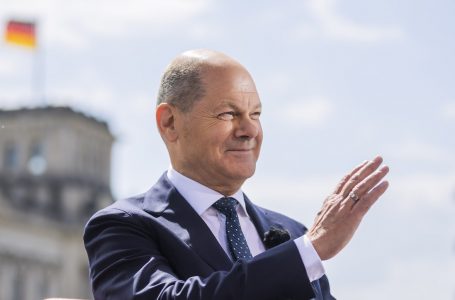 Scholz: Lejimi i Ukrainës për të goditur objektivat në Rusi me armë gjermane nuk kërcënon përshkallëzimin