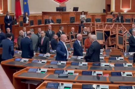 Sërish kaos në Kuvendin e Shqipërisë, opozita grumbullon karriget në foltore