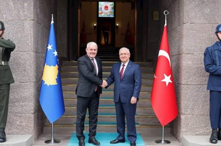 Sveçla takon ministrin e Mbrojtjes së Turqisë