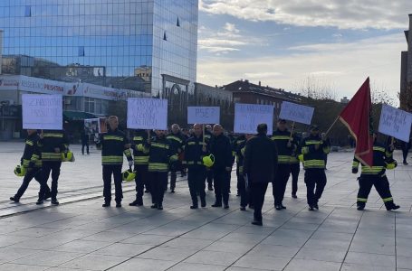 Zjarrfikësit protestojnë para Qeverisë