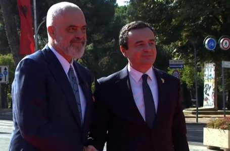 Albin Kurti: Të punojmë për idealet e Skënderbeut, Ismail Qemalit dhe Adem Jasharit