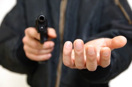 ​Grabitje nën kërcënimin e armës, dërgohet në mbajtje i dyshuari