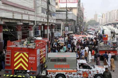 10 të vdekur e 22 të plagosur nga një zjarr në një qendër tregtare në Pakistan