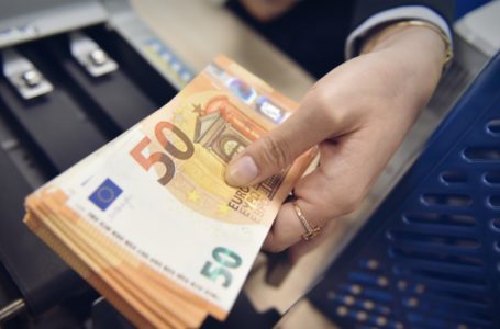 Kosovarët shënojnë rekord në kursime, 5.89 miliardë euro në banka