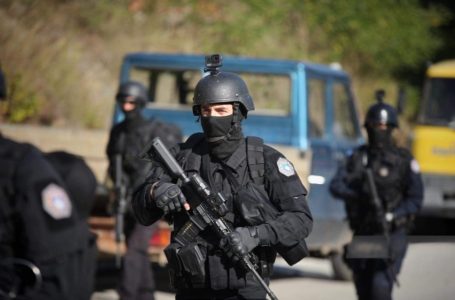 Policia sekuestron uniforma ushtarake dhe mjete pa leje në një operacion në veri të Mitrovicës