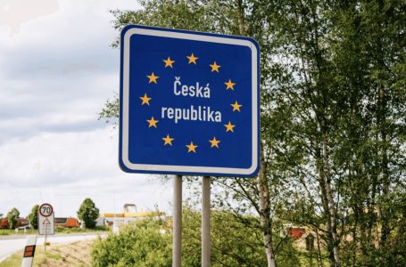 Republika Çeke zgjeron kontrollin kufitar me Sllovakinë shkaku i emigrantëve që vijnë tranzit nga Serbia