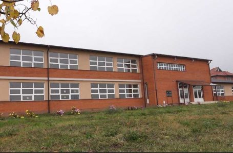 ​Shkolla tash e dy muaj pa një mësimdhënës, nganjëherë e zëvendëson edhe drejtoresha