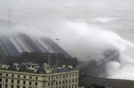 Së paku shtatë persona të vdekur, pasi një stuhi e fuqishme goditi Evropën perëndimore me erëra 200 km/h