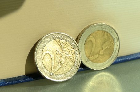 Konfiskohen 490 euro false, ishin monedha metalike nga 2 euro