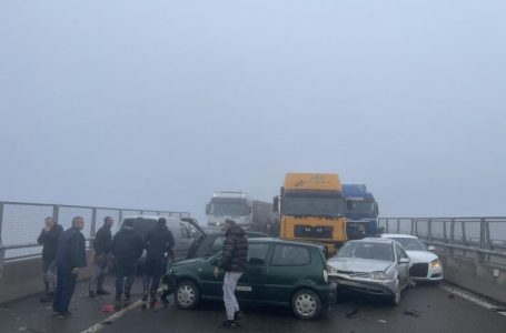 Aksident zinxhiror në Fushë Kosovë, përfshihen disa vetura e kamionë