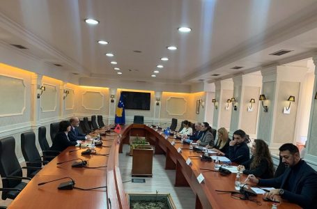 Ambasadori i Shqipërisë takohet me deputetët e Kuvendit të Kosovës