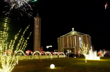 Mbrëmë u ndriçua kisha e famullisë së fshatit Bishtazhin