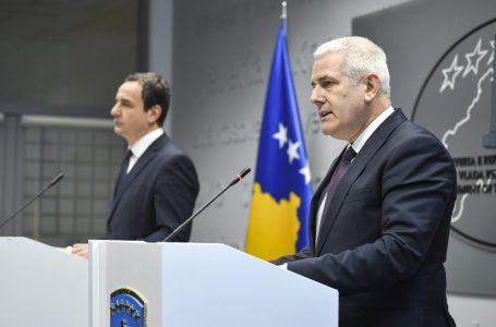 Kurti dhe Sveçla në konferencë për media