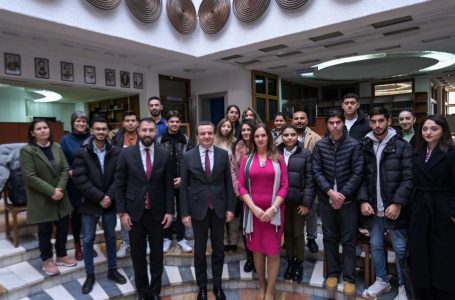 Kurti takoi 55 studentë përfitues të bursave nga komunitetet rom, ashkali dhe egjiptian