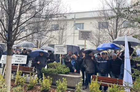 Protestojnë punëtorët e KEK-ut, kërkojnë rritje të pagave