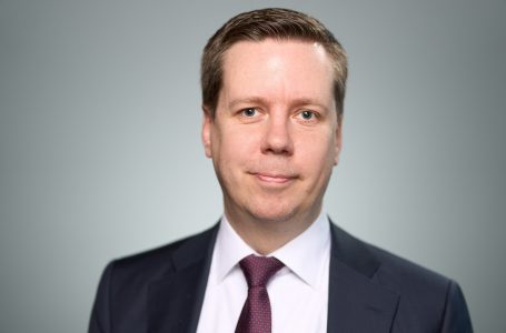 Ambasadori finlandez optimist për heqjen e masave: Kosova dhe Serbia të shfrytëzojnë momentumin për normalizim