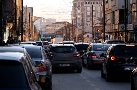 Vazhdon kaosi i makinave të parkuara në rrugën “Nënë Tereza”