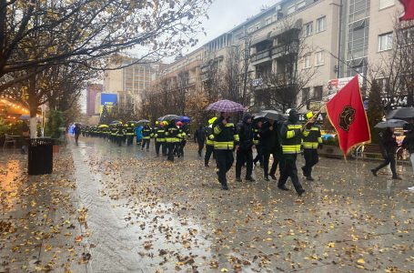 Zjarrfikësit sërish para Qeverisë, kërkojnë kushte më të mira