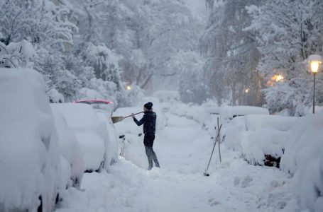 Tre të vdekur dhe të tjerë të lënduar – moti i ftohtë shkakton probleme në udhëtimet tokësore, hekurudhore dhe ajrore në Gjermani