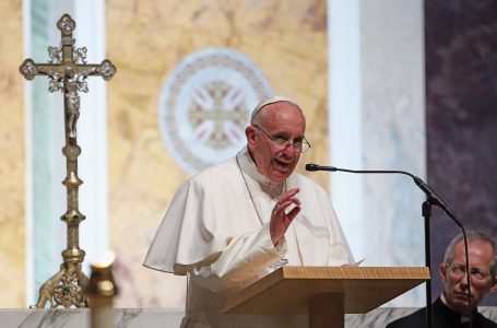 “Jetë njerëzore janë shkatërruar nga konfliktet e armatosura”, Papa Françeku: Viti 2023 i dominuar nga lufta, t’i jepet fund