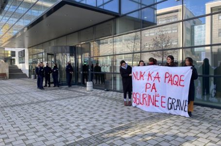 “Nuk ka paqe pa sigurinë e grave”, aksioni simbolik para seancës për vrasjen e Liridona Ademajt
