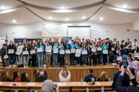 Kurti e Nagavci ndajnë shpërblime për nxënësit fitues të garave vendore dhe ndërkombëtare