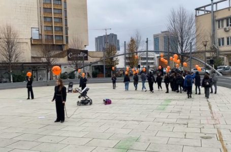 Artpolis me marsh dhe performancë artistike në Prishtinë kundër femicidit: Kriminelët të dënohen maksimalisht