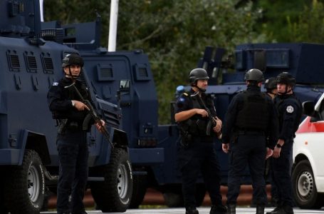 Policia konfiskon armë gjuetie, radiolidhje dhe thika në Leposaviq