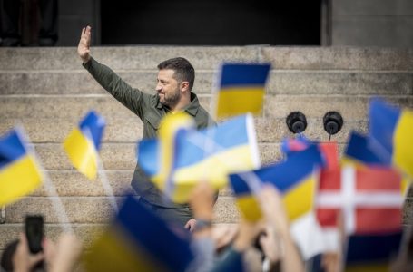 ​Danimarka bëhet anëtarja e parë e NATO-s që investon në prodhimin e armëve në Ukrainë