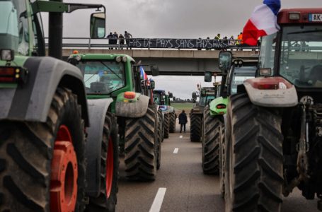 Fermerët francezë vazhdojnë protestat, pavarësisht koncesioneve të qeverisë