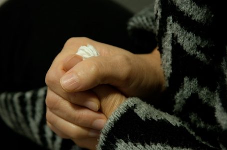 Nëna nga Gjakova raporton në polici për keqtrajtimin nga i biri