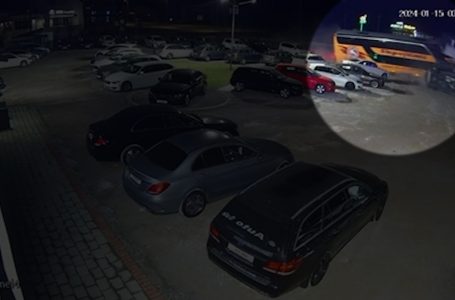 Vetëaksidentohet autobusi në magjistralen Gjakovë – Prizren, godet disa makina në një autosallon