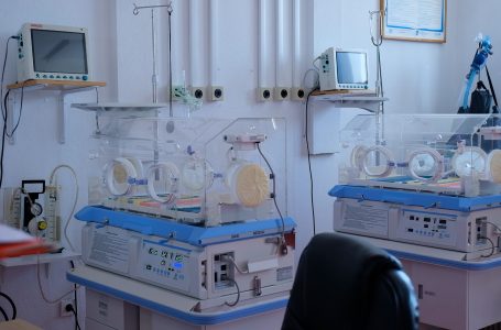Fëmija i porsalindur që nuk ka atësi, ligjërisht e merr mbiemrin e nënës