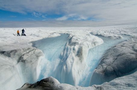 Studimi zbulon se ​Grenlanda po humb rreth 30 milionë tonë akull në orë