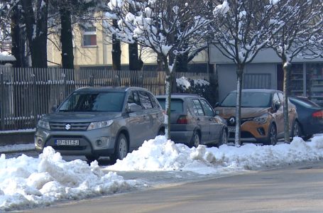 Vazhdon problemi i parkingjeve në Gjakovë