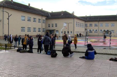 Nxënësit në Gjakovë, një pjesë me uniforma, shumica pa ato