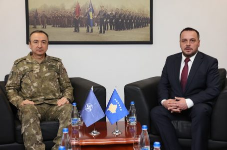 Maqedonci takohet me komandantin e KFOR-it, diskutojnë për gjendjen e sigurisë në vend