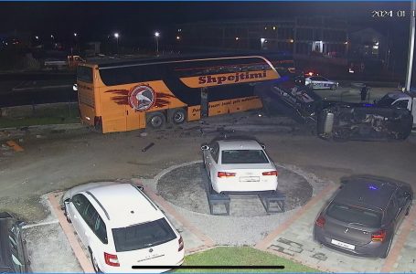 Vetëaksidentohet autobusi në magjistralen Gjakovë – Prizren, godet disa makina në një autosallon
