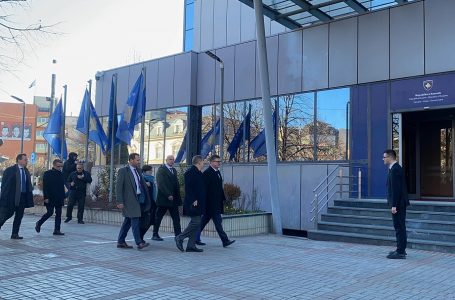 ​Lajçak mbërrin në Qeveri, pritet të takohet me Kurtin