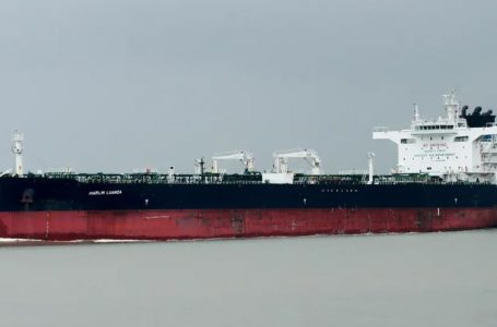 Zjarr në cisternën e naftës britanike pas sulmit me raketa të Houthi