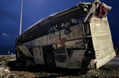 ​Turqi: 9 të vdekur dhe 30 të plagosur pasi autobusi bie në kanal