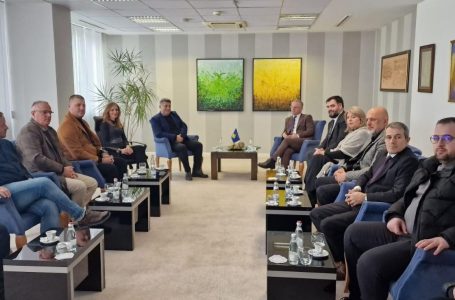 Bislimi takoi përfaqësues të mediave në gjuhën shqipe nga Lugina e Preshevës